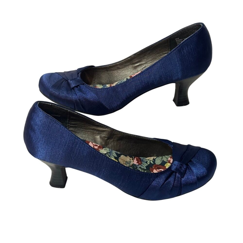 JELLYPOP Foy Satin Pop Legacy Dark Blue Kitten Heel Round Toe 8.5 Shoes Navy